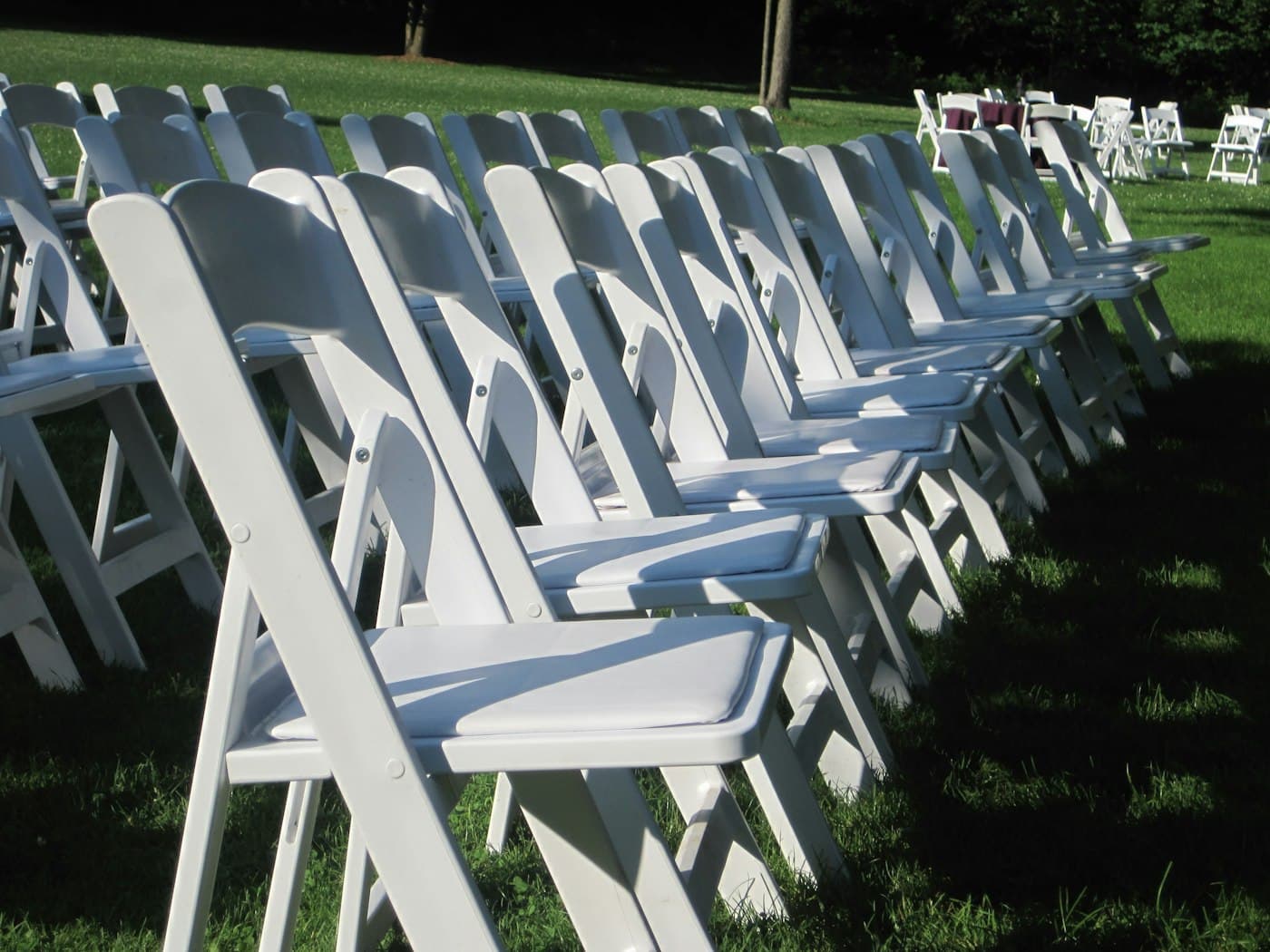Chaises pliantes blanches sur l'herbe