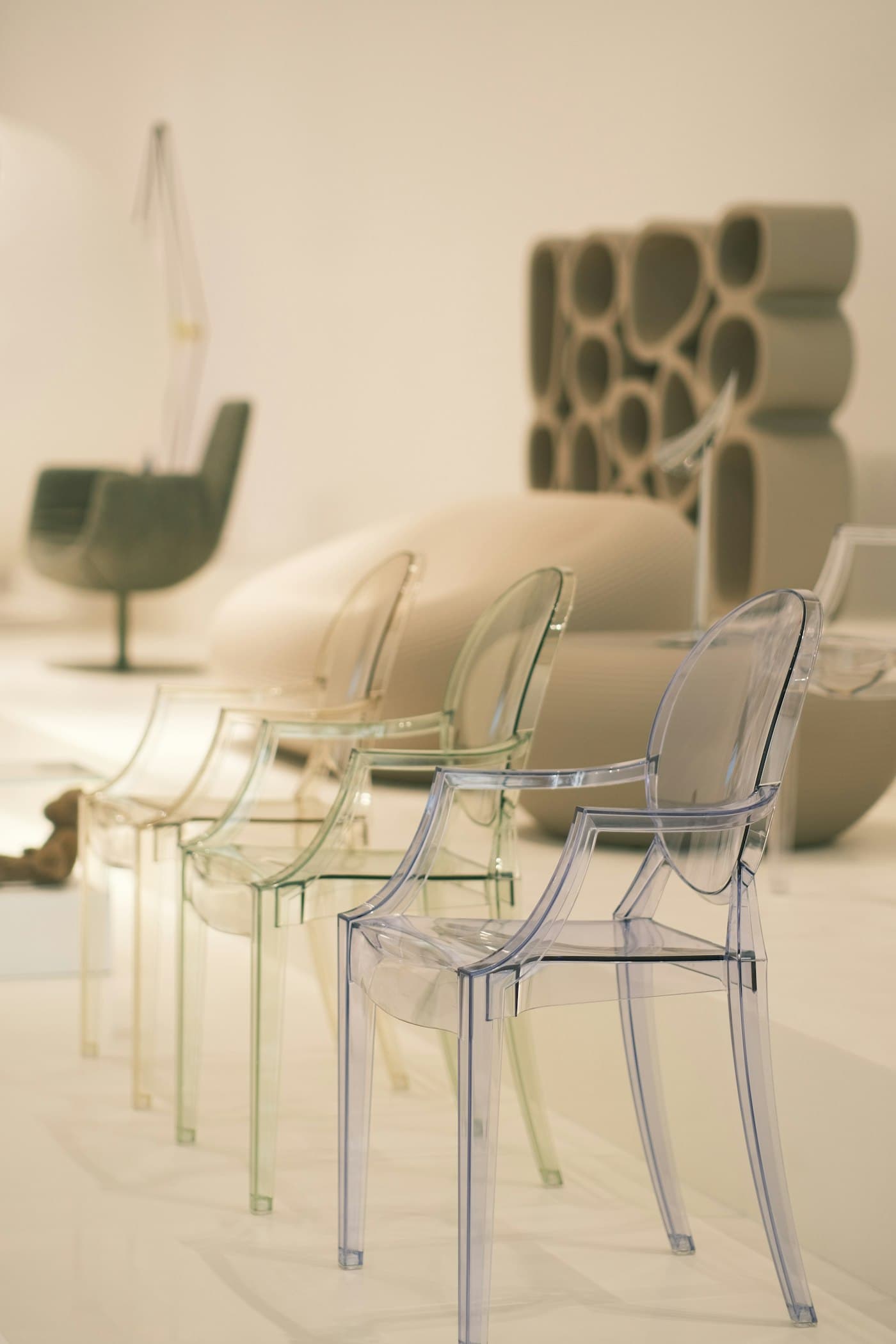 Rangée de chaises transparentes modernes