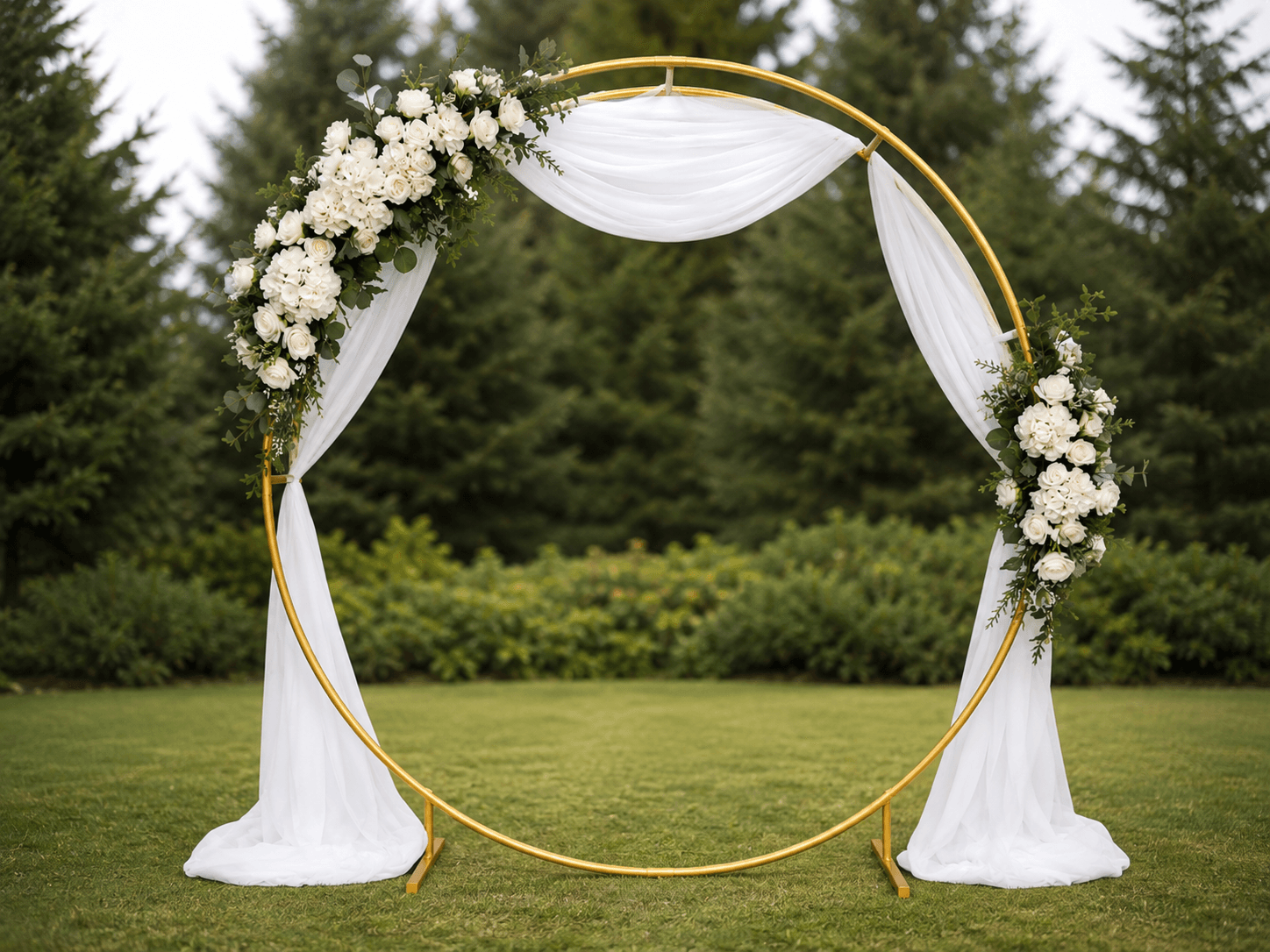 Arche ronde aux drapés blancs