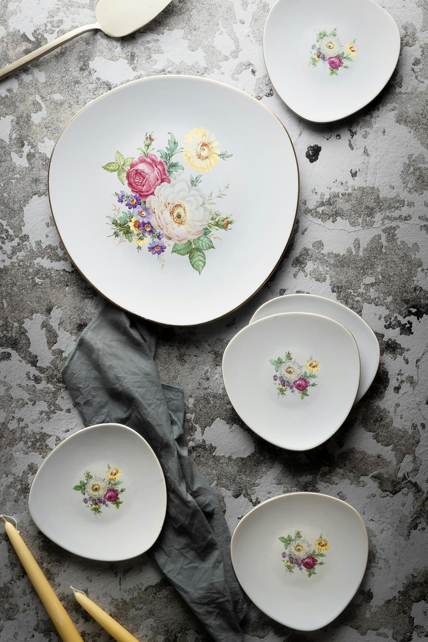Assiette en céramique à motif floral rose et vert