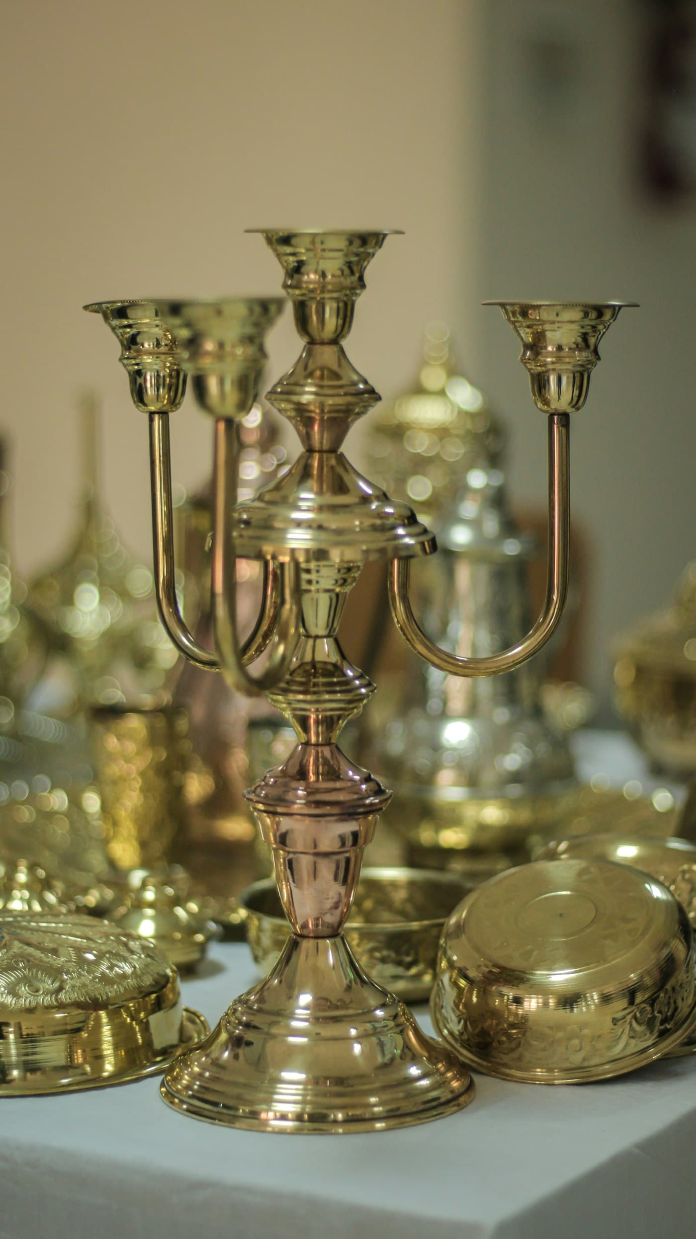 Table garnie de nombreux bougeoirs dorés