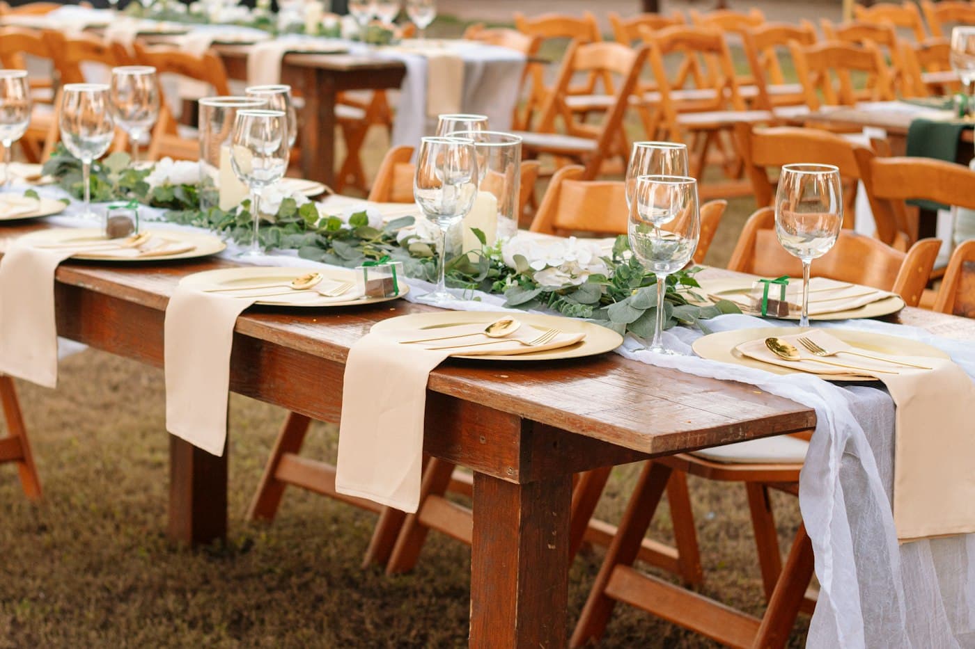 Longue table en bois dressée en extérieur