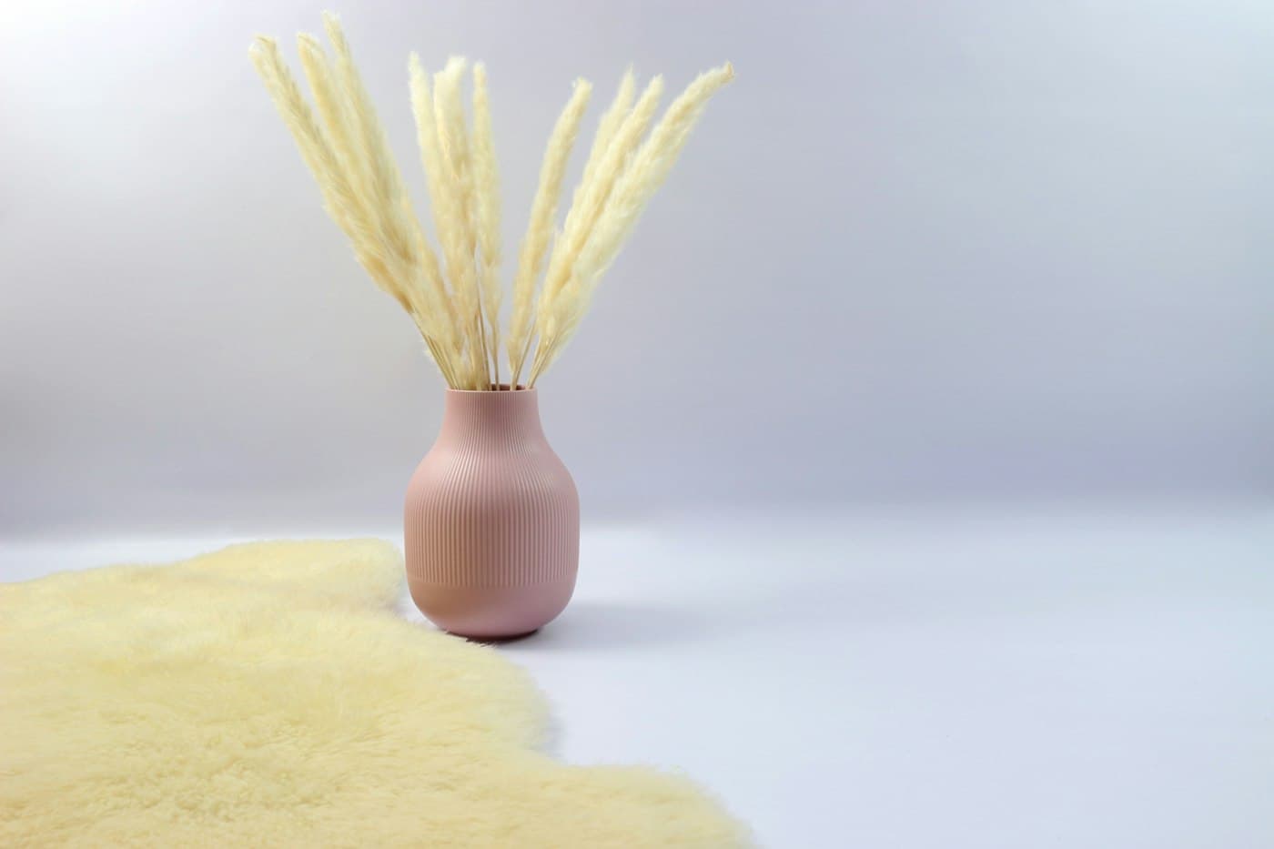 Vase rose garni d'herbes séchées