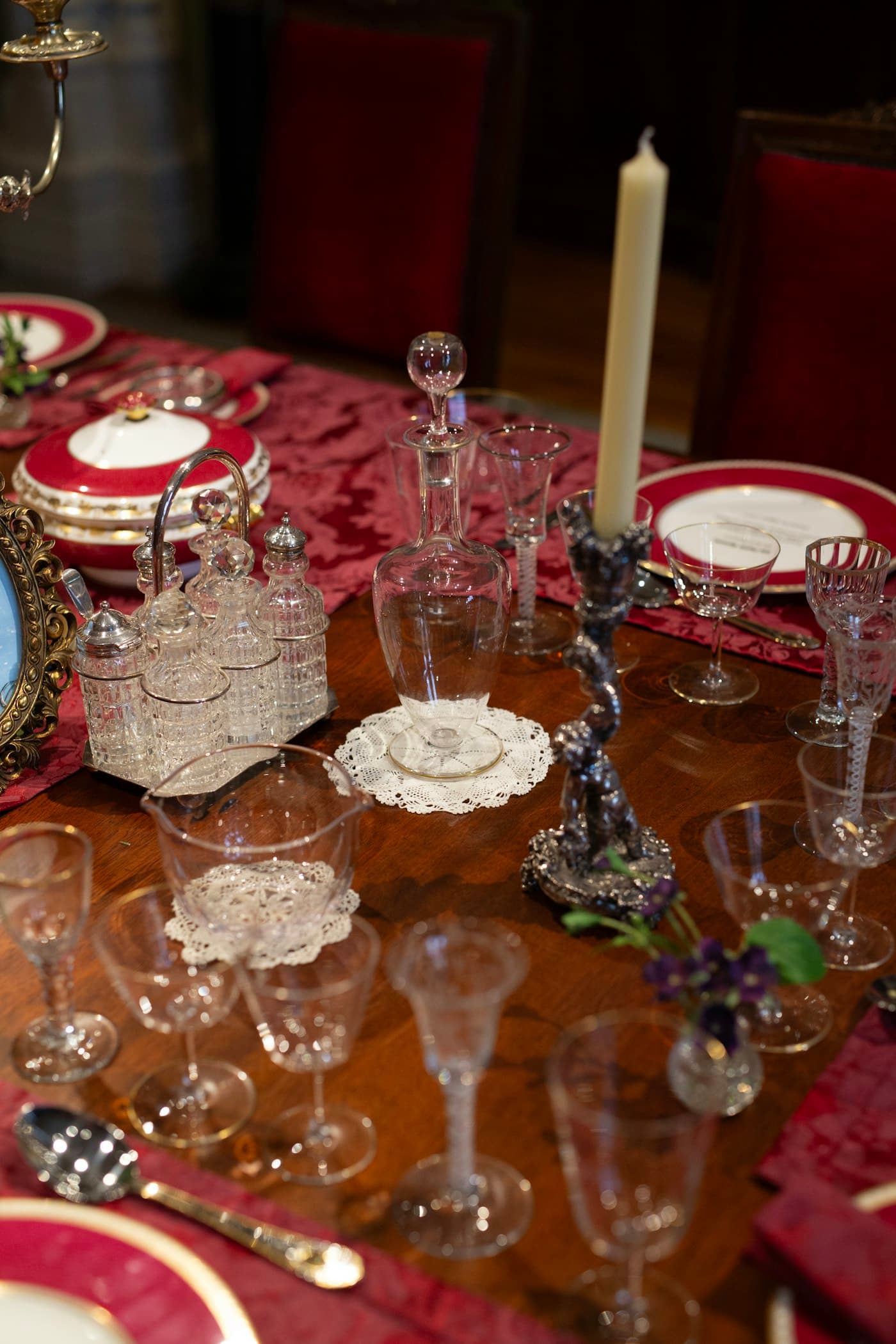 Table dressée avec verres en cristal et touches rouges
