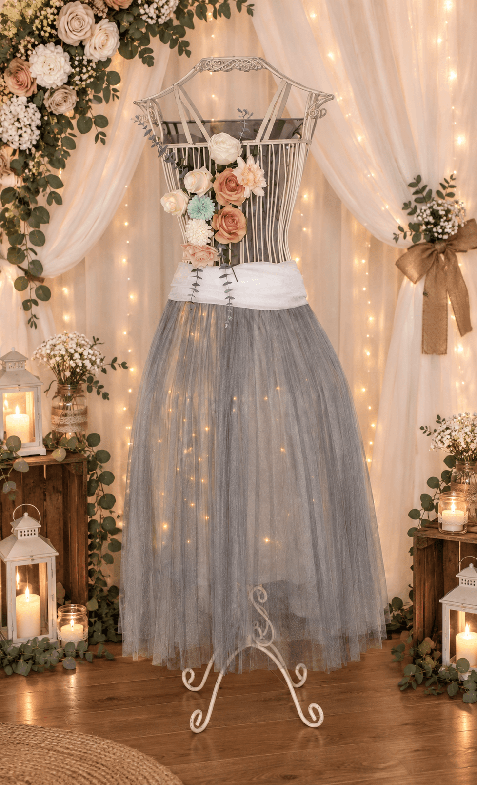 Mannequin en tulle gris orné de roses
