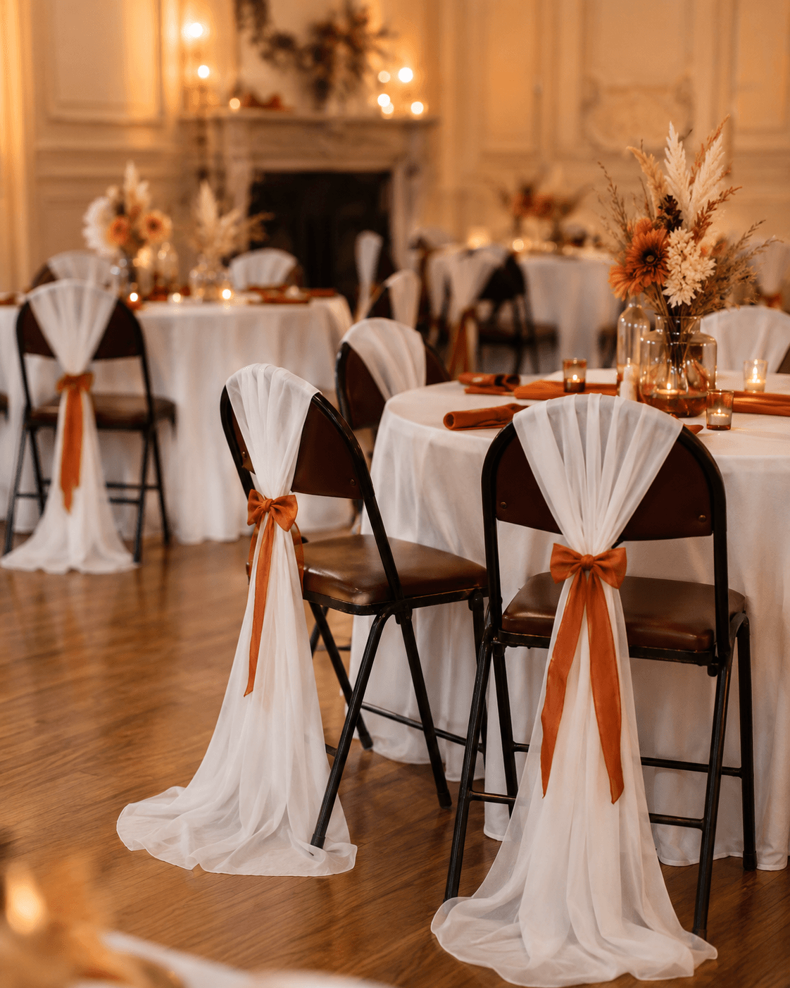 Salle de réception décorée de voilages bohèmes et de bouquets séchés